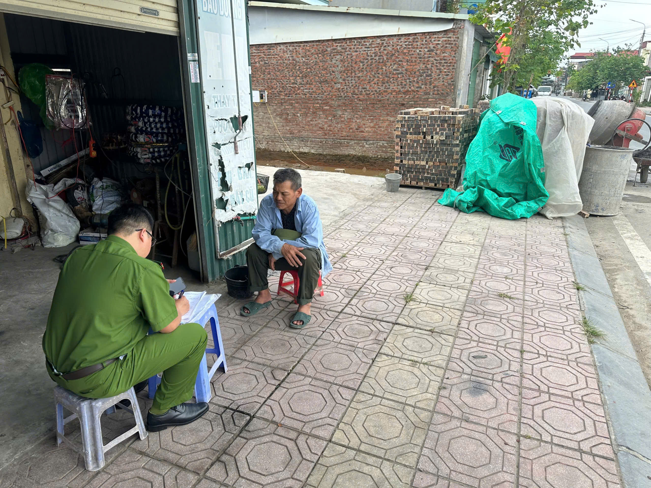 Công an xã Thái Tân tăng cường tuyên truyền, xử lý lấn chiếm lòng đường, vỉa hè để tập kết vật liệu xây dựng